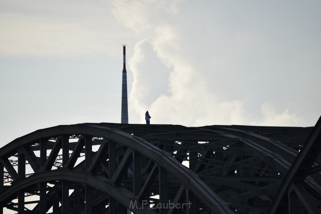 PSpringt kein Suizid Brueckenspringer Koeln Hohenzollernbruecke P095.JPG - Miklos Laubert